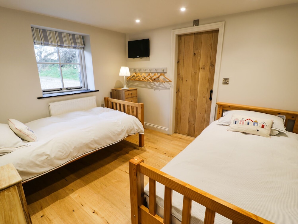 Horseshoe Cottage view 4