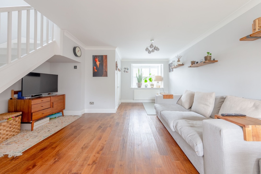 Serene and Spacious 2 Bedroom House in South Wimbledon