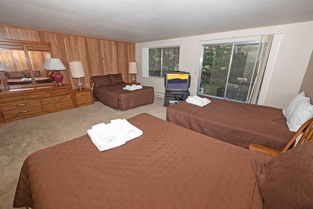 Lake Tahoe Vacations - 1629 Pioneer Trail 4 Bedroom Home by RedAwning - Property Image 19