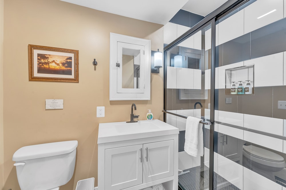 Chez Old Town Walk To Shops Metro & Waterfront 2 Bedroom Townhouse