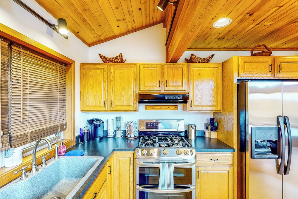 3BR Home w/ Private Hot Tub, Kayaks & Lake Views
