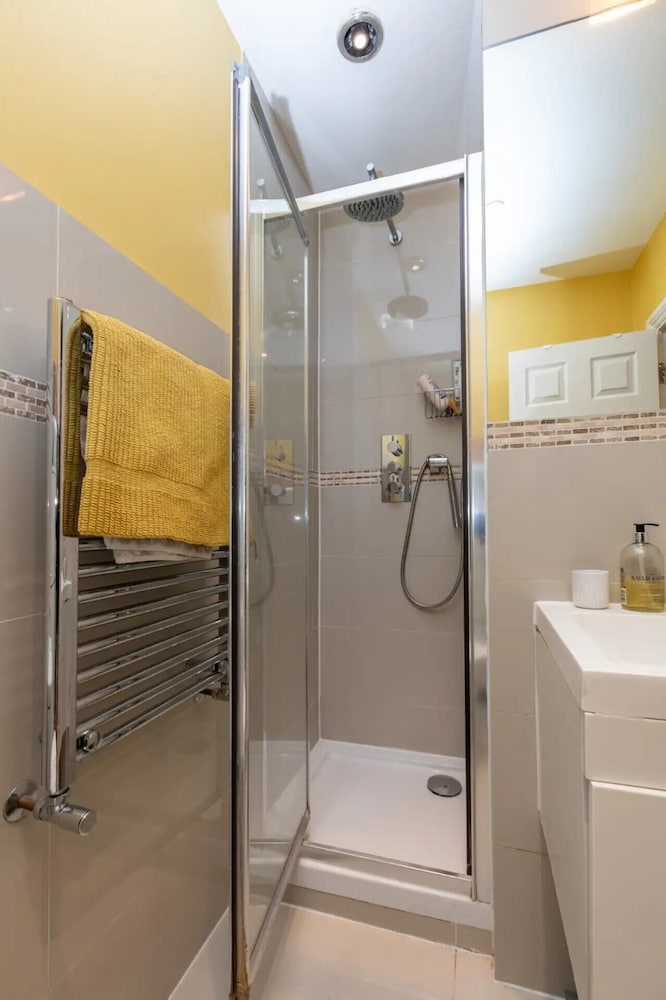 Snug 2BD Flat in Ladbroke Grove