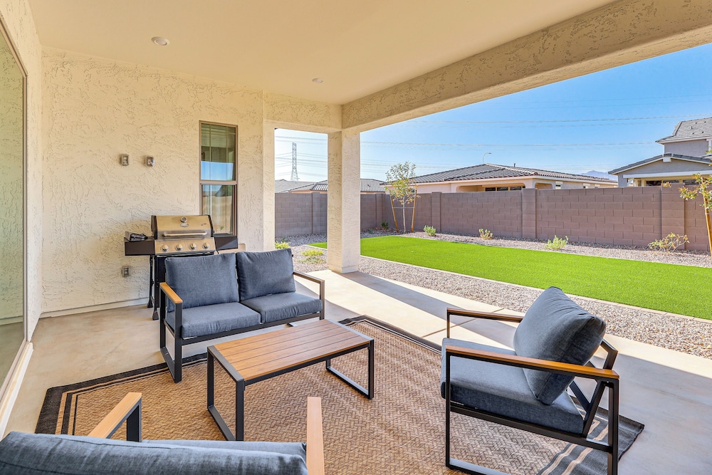 Getaway w/ Fenced Yard: 4 Mi to Phoenix Raceway