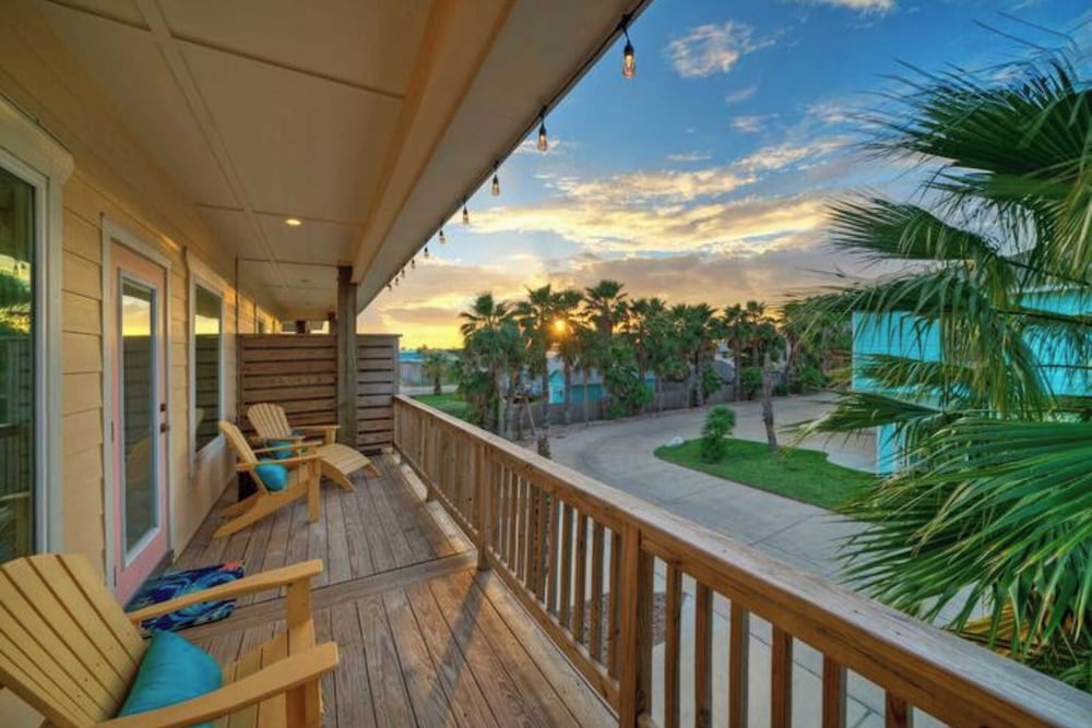 2 Homes in Las Palmeras by Avantstay Sleeps 18, Resort Pool + Private Patio Walk to Town, Golf Cart Zone
