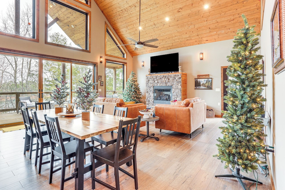 Lake Views & Golf Access at Secluded Drasco Lodge