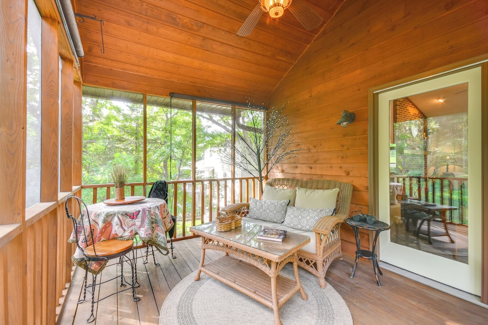 3 Mi to Dtwn Jefferson City: Family Home w/ Deck