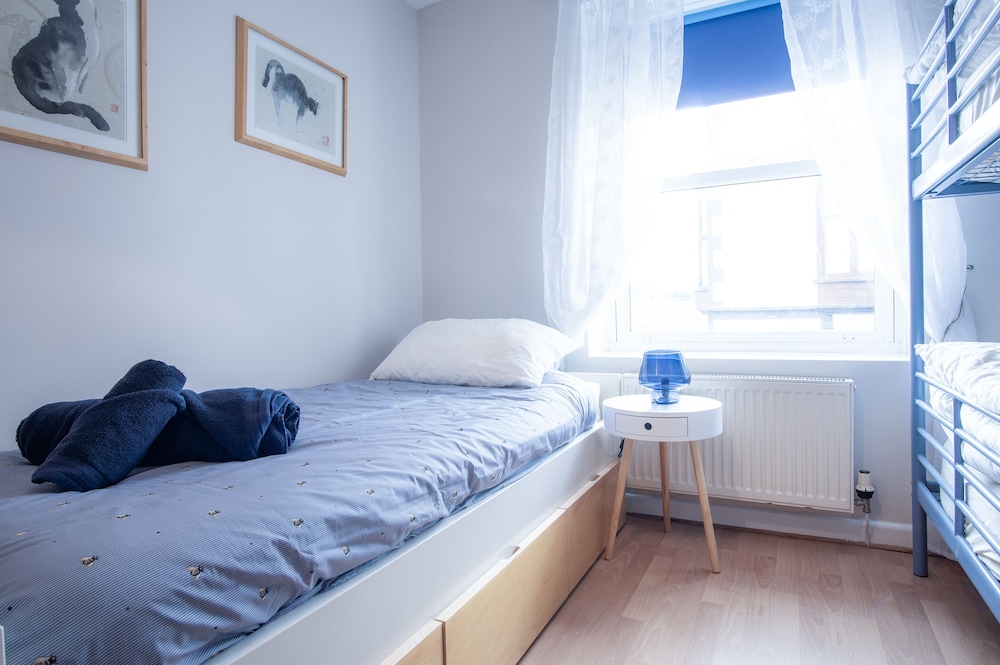 Starfish Apartment - 2 Bedroom - Tenby view 5
