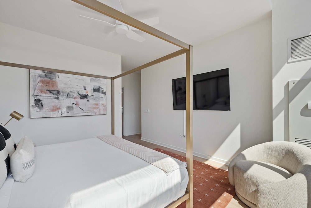 Group Stay 3 Penthouses in the Same Building