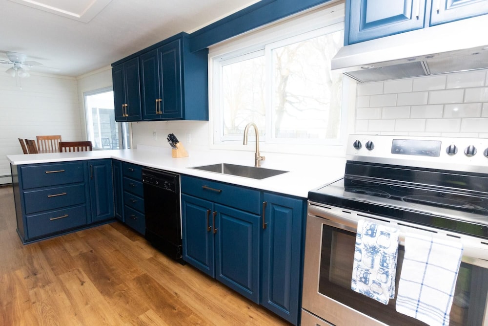 Bungalow by the Bay Spot on Wellers Bay - PEC