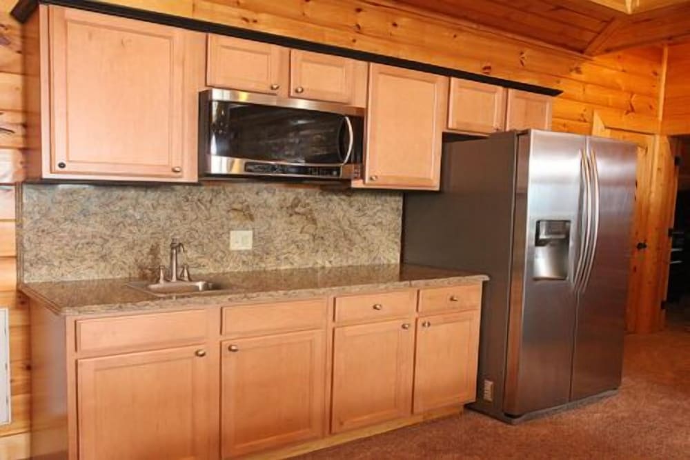 Serenity Mountain Pool 9 Br cabin by RedAwning