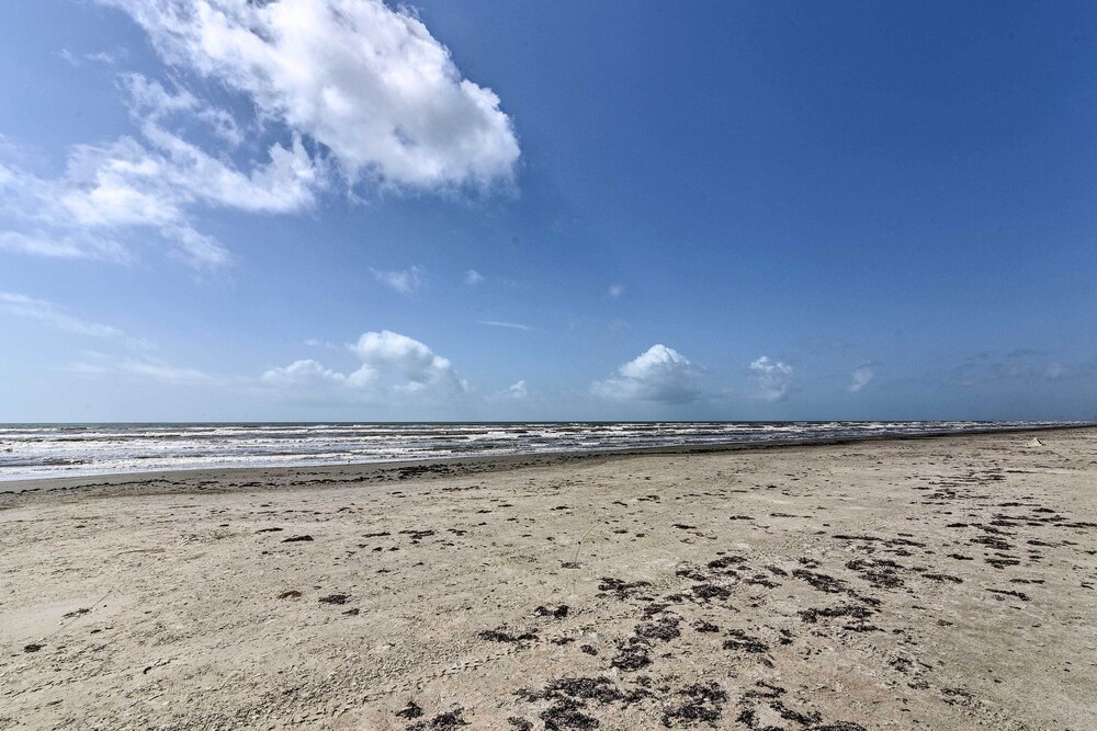 1 Block to Beach: Family Getaway in Galveston! view 4