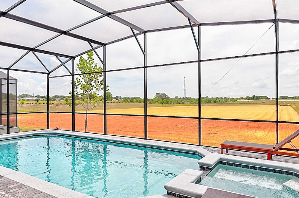 15807 Luxury 8 Bedroom Family Home With Game Room