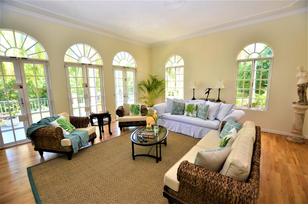 Summerhill, 8BR by Jamaican Treasures
