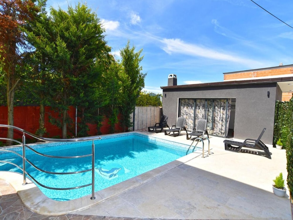 Welcoming Apartment With Shared Pool