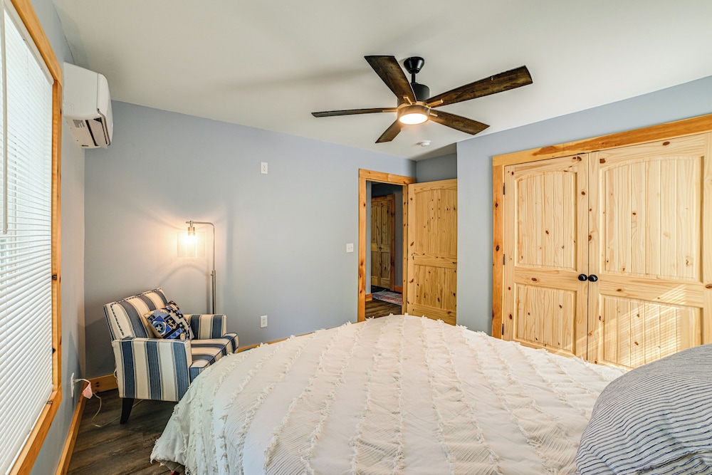 Game Room & Screened Porch: Kentucky Lake Retreat!