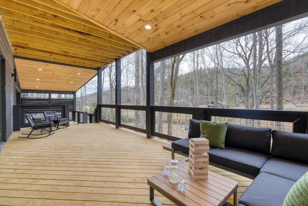 Kings Crown by Avantstay Indoor Pool, Hot Tub, Firepit, Theater All-season Retreat