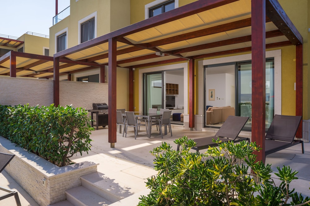 Acadia Beach Villas & Apartments, Slatine
