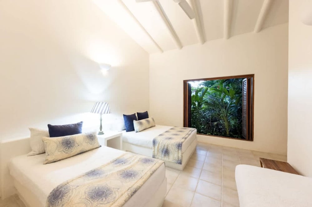 w Spacious 5BR Villa at Mesa de Yeguas