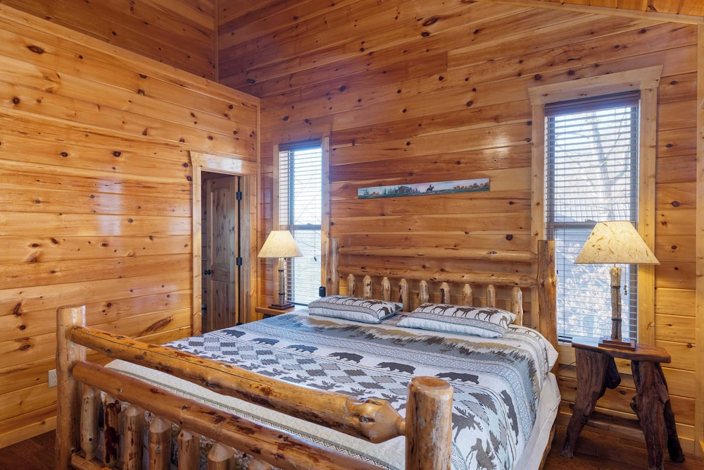 100 Guests Blackthorn: Sister Smokies Homes Luxury Mountain Retreat