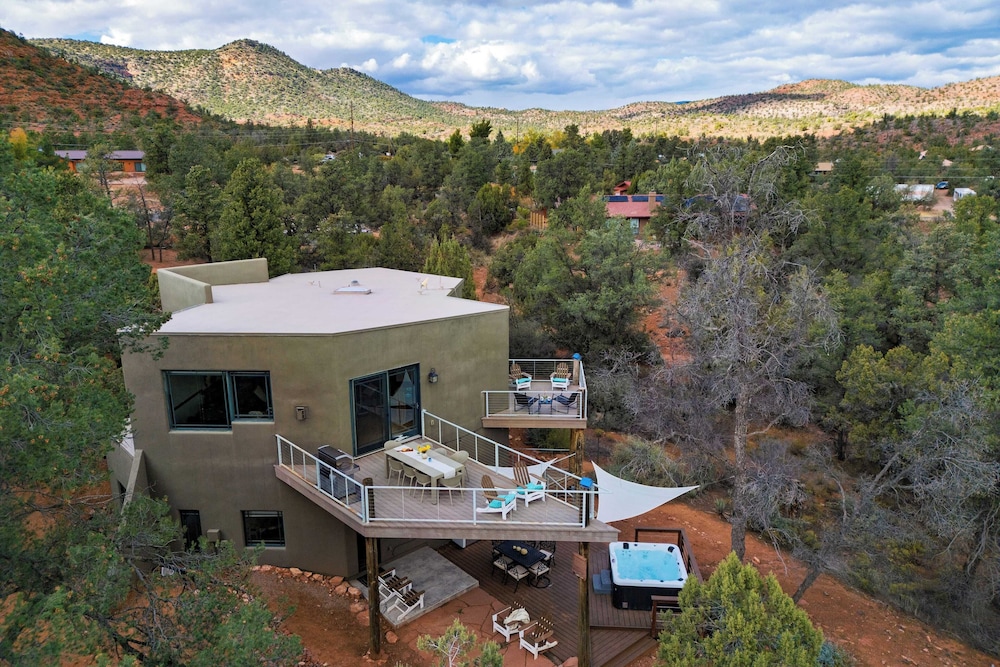 Cathedral View by Avantstay Pool Table + Hot Tub