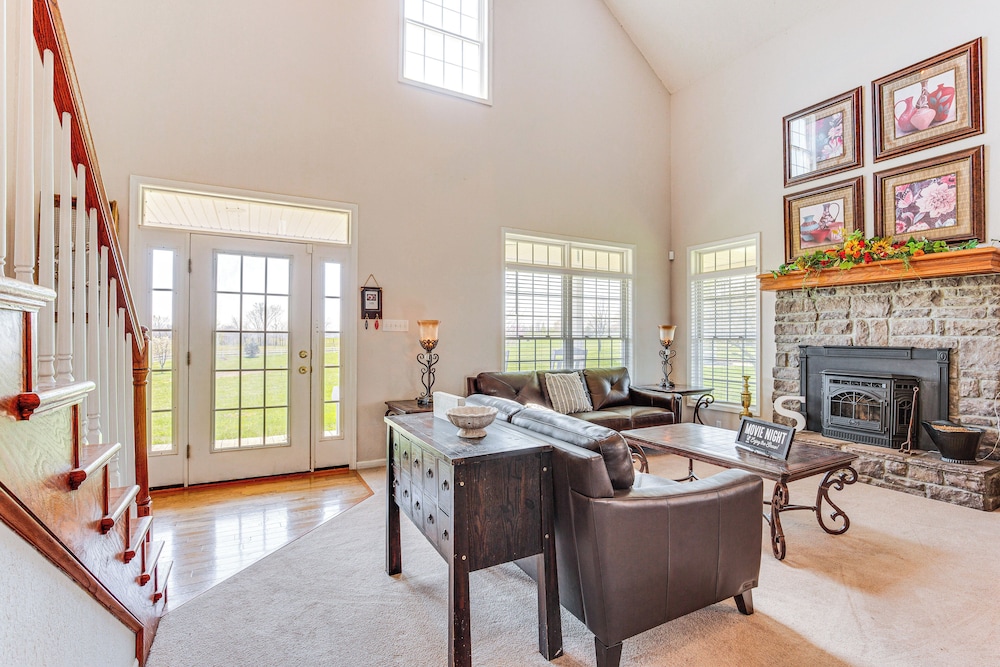 Fire Pit & Gazebo: Rural Warrensburg Getaway!