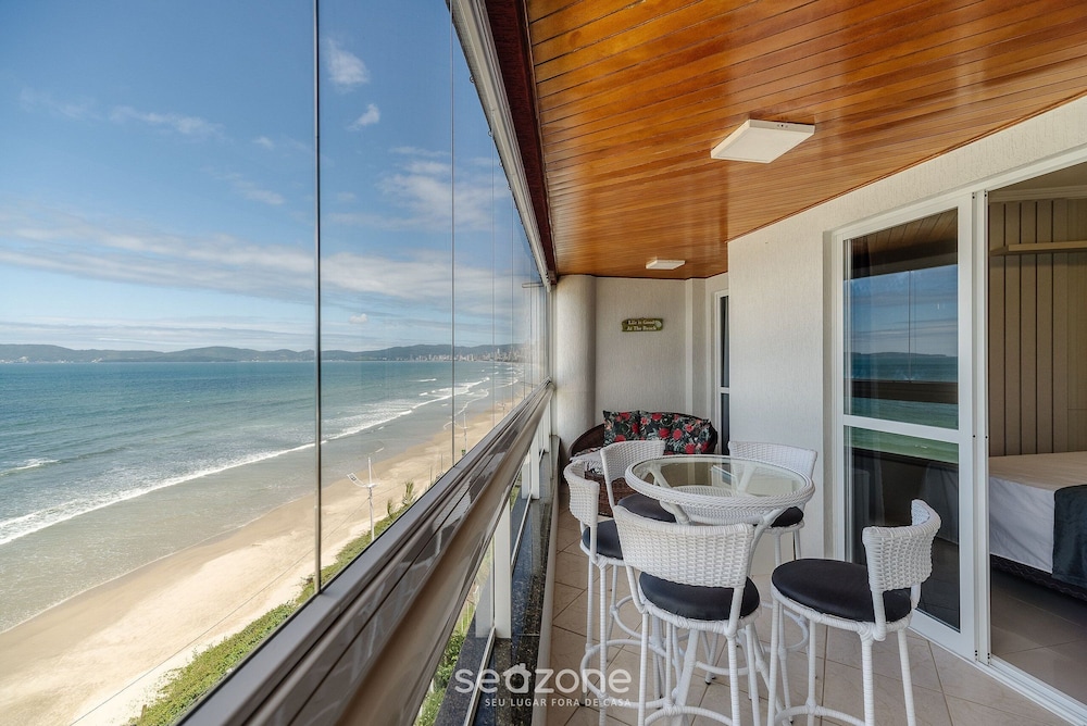 Sea View Apt w/ BBQ in Itapema Dnl0602