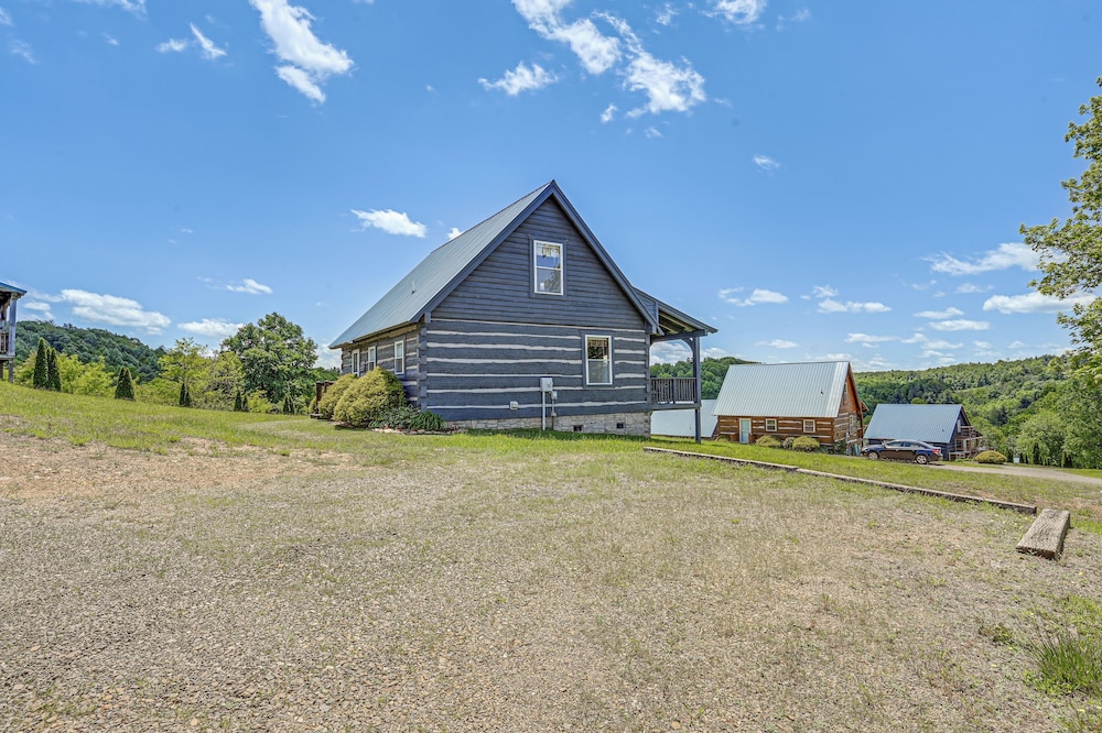 2 Mi to Mabry Mill: Mtn-view Cabin w/ Porch!