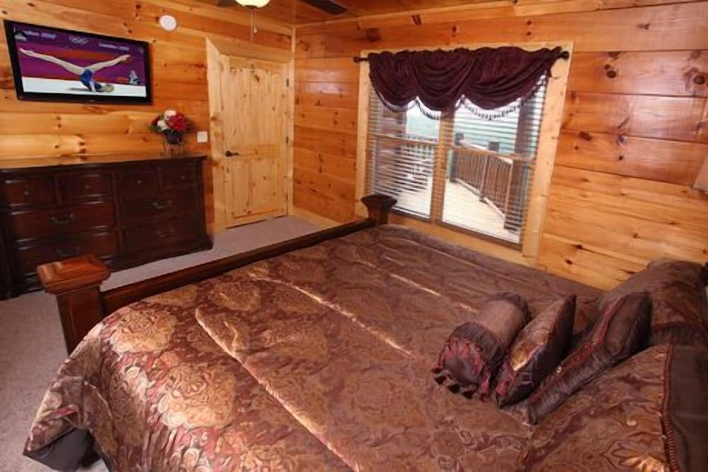Serenity Mountain Pool 9 Br cabin by RedAwning