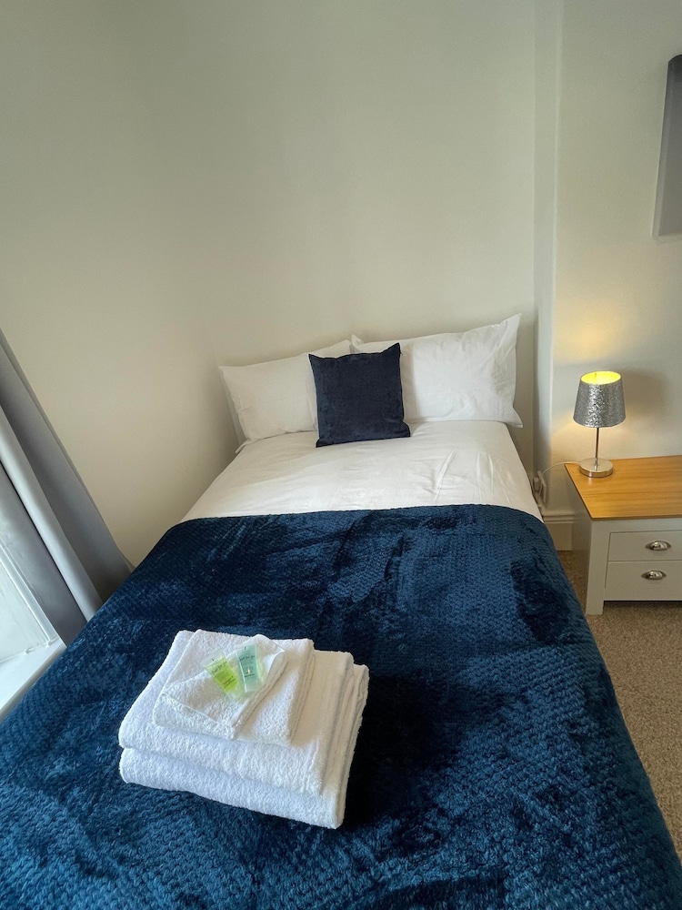 Lovely 3 Bedroom Apartment In Newcastle Upon Tyne With Free Parking view 5