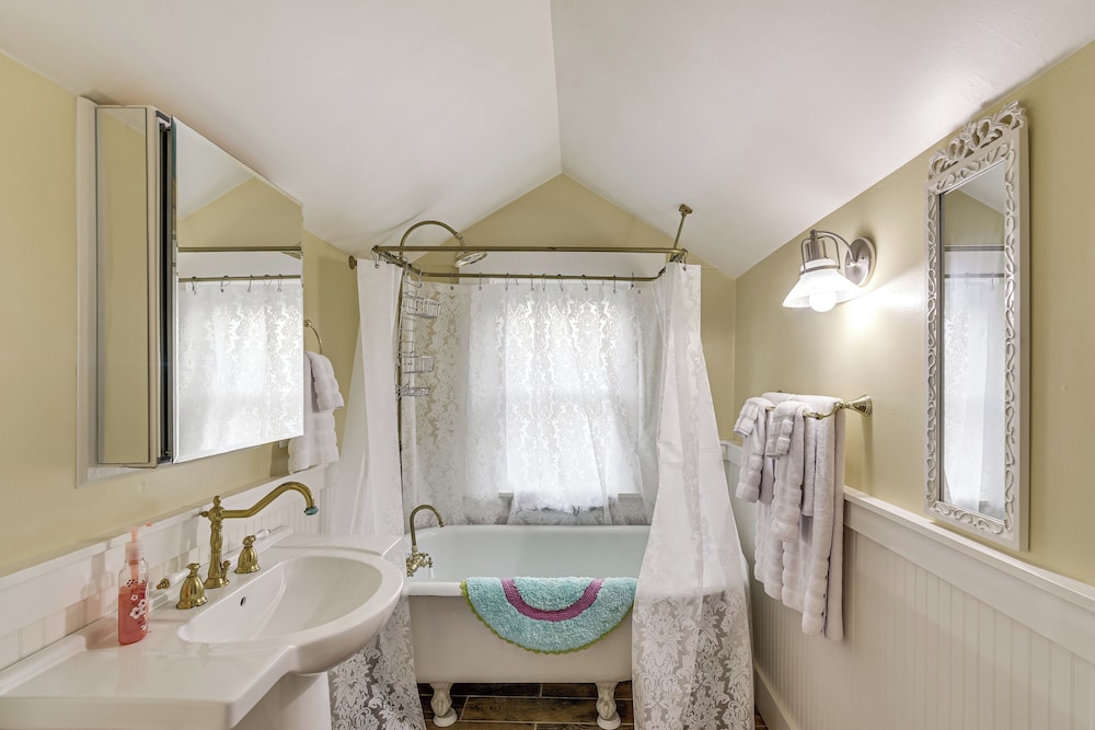 Galveston Bay Retreat: Historic La Porte Home!
