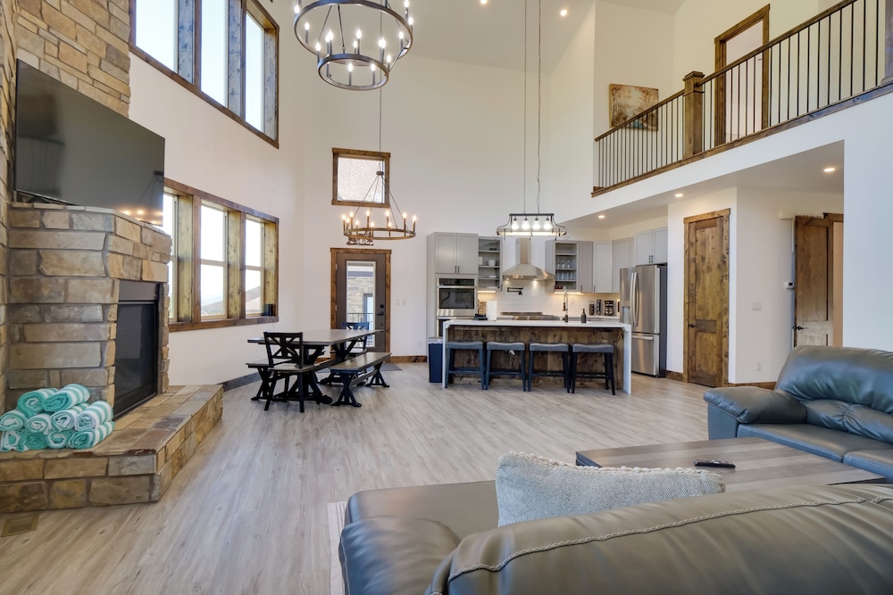 Aspen Grove Views: Spacious Duplex 5 Mi to Breck