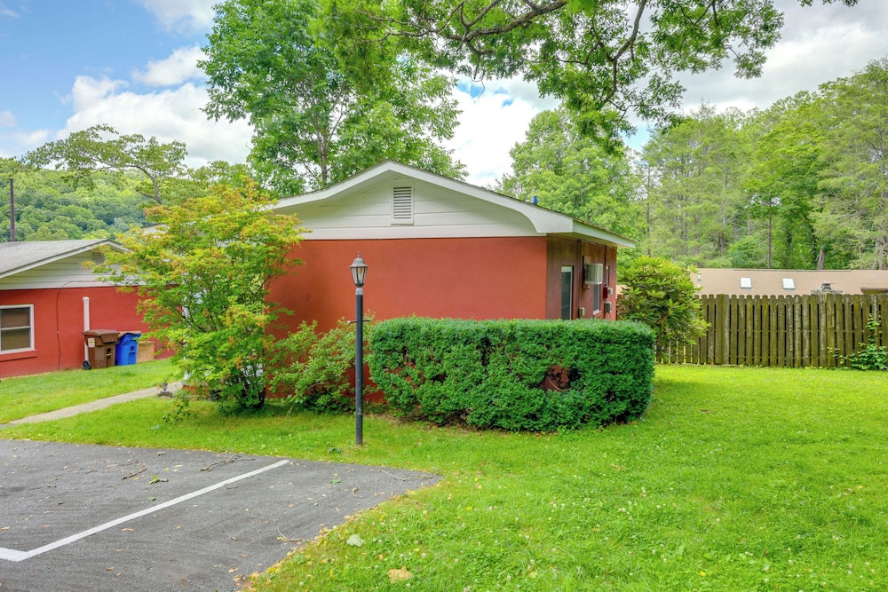 Maggie Valley Home: Near Festival Grounds! view 4