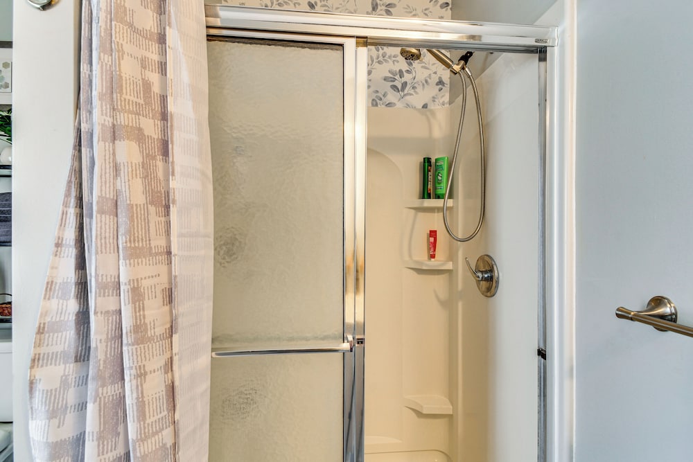 5 Mi to Dtwn Syracuse: Updated Apartment!