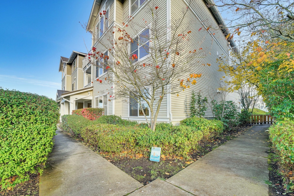 Condo 6 Mi to Lumen Field & Dtwn Seattle!