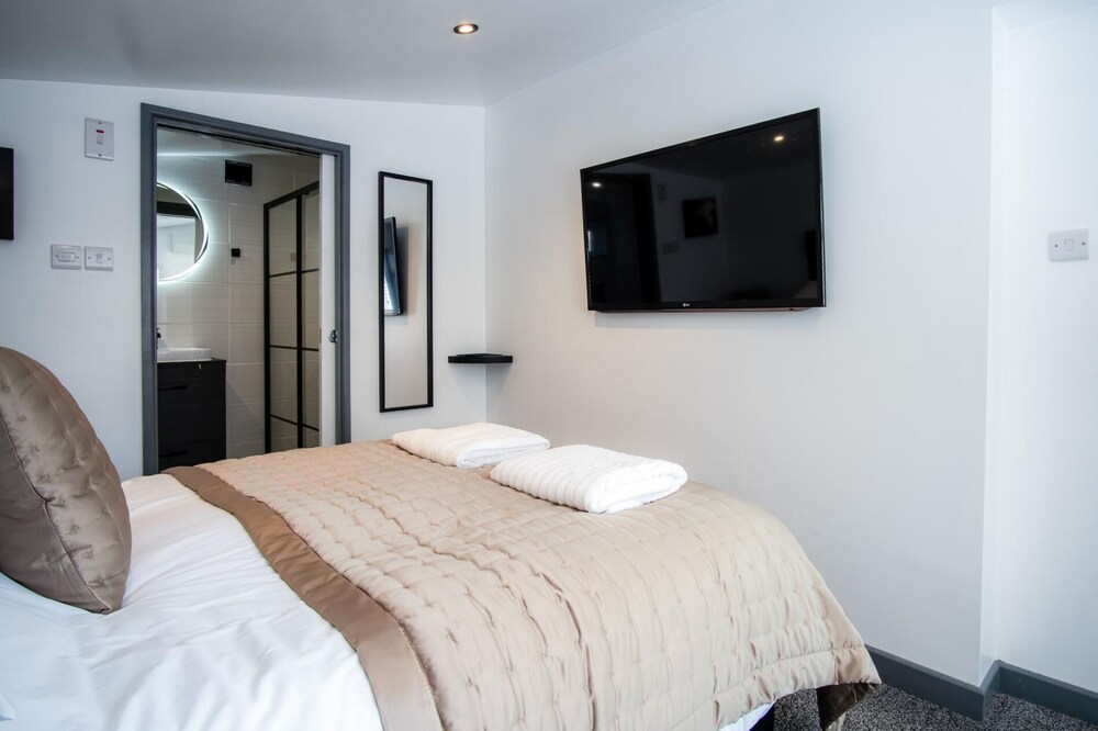 Cedars Lodge - Hot Tub - Penally - Tenby
