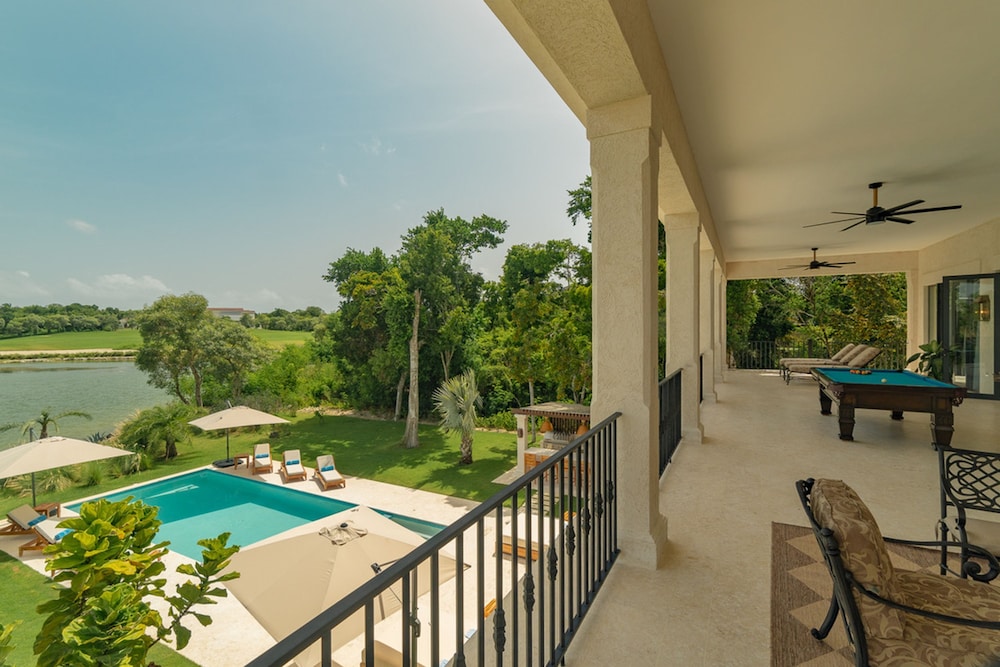Lake Villa With Pool Table Tennis and Billiard