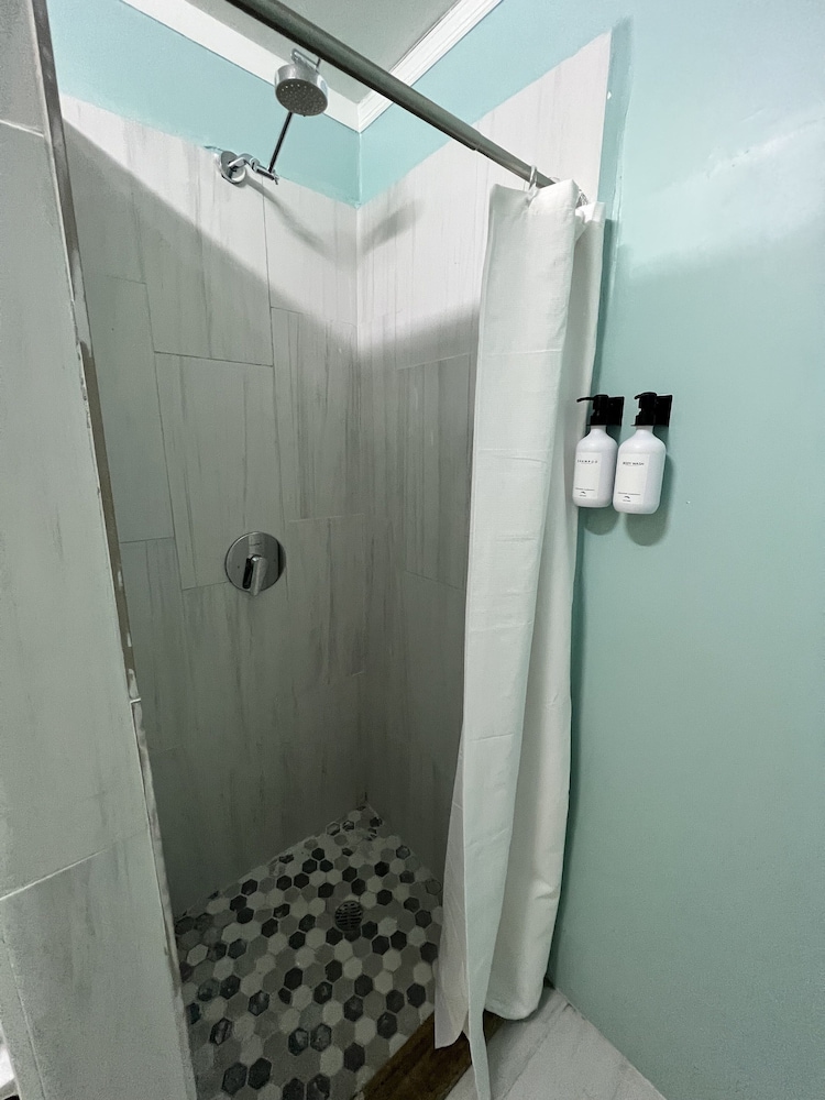 The Waterfront Inn - Hostel