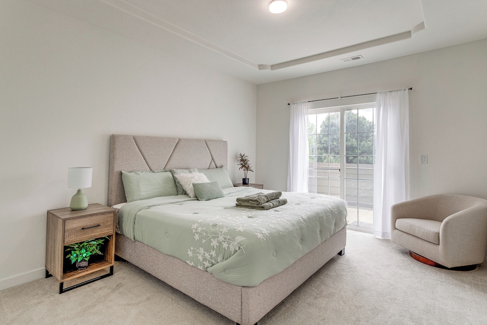 Seasonal Pool, Balcony: Quiet & Cozy Aurora Condo!