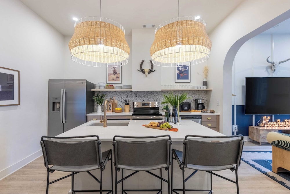 Outrider Buyout- 3 Units by Avantstay Sleeps 36