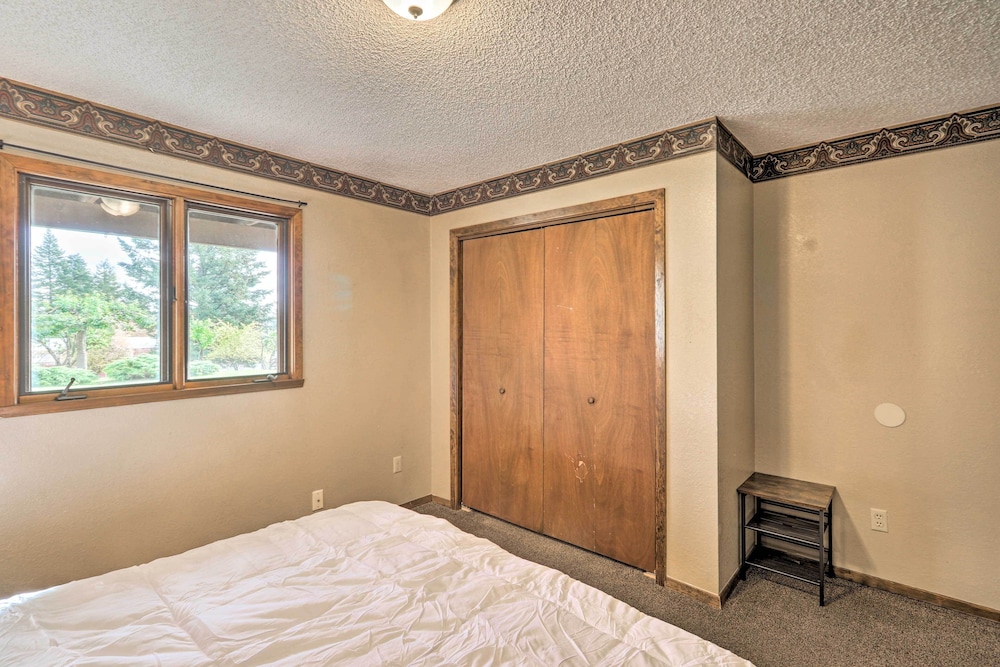Pet-friendly Lakeside Hideaway ~ 1 Mi to Downtown! view 3