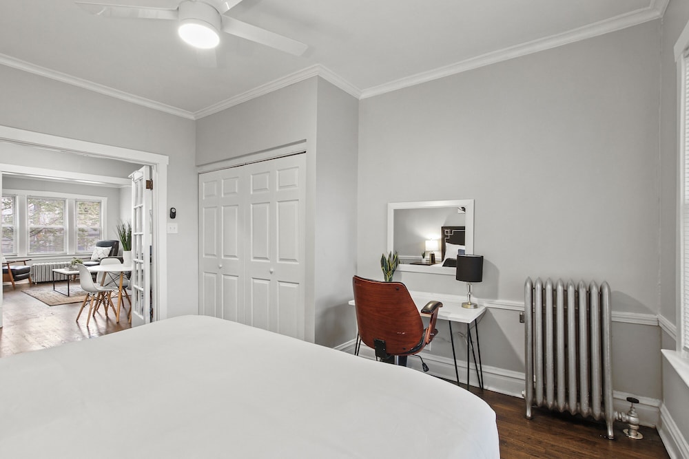 Cozy 2BR in Chicago - Roscoe 08-1W