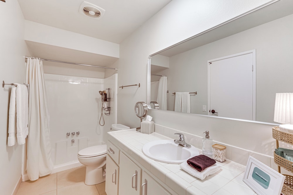 2 Mi to Downtown: Gated Condo in Palm Springs