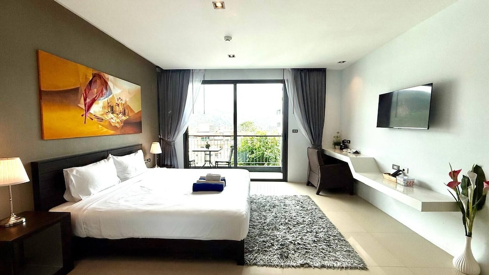 Emerald 307 - Studio With Balcony and Shared Pool