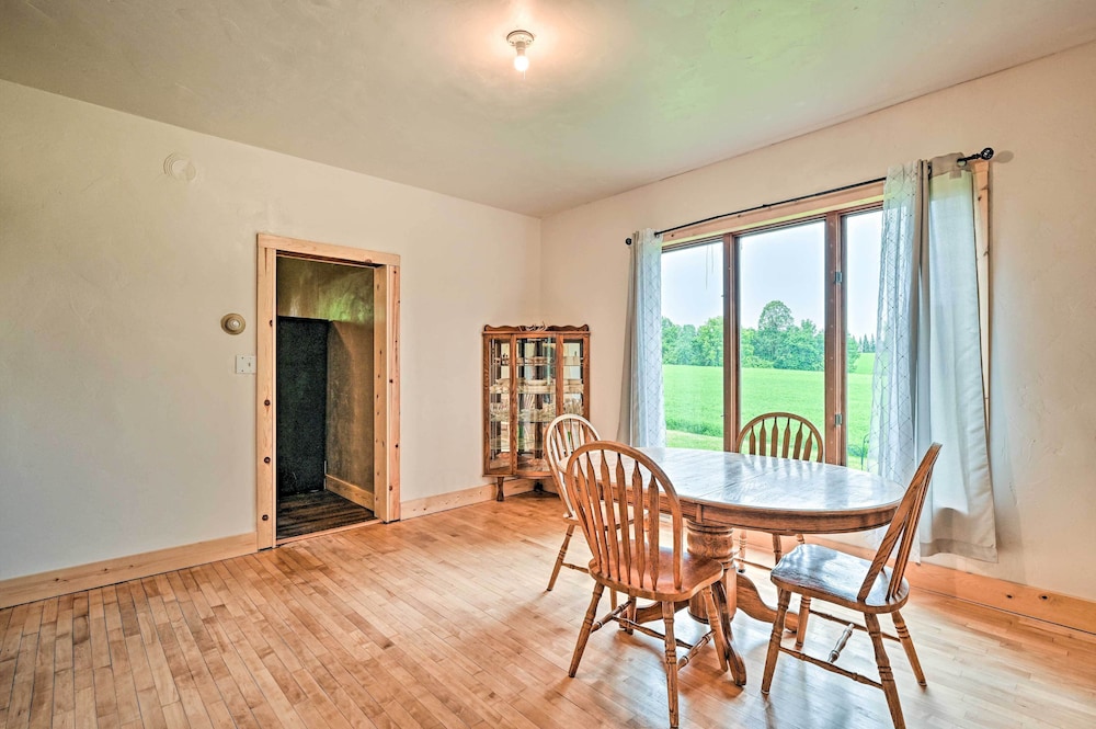 Remodeled Cecil Farmhouse, Near Shawano Lake! view 3