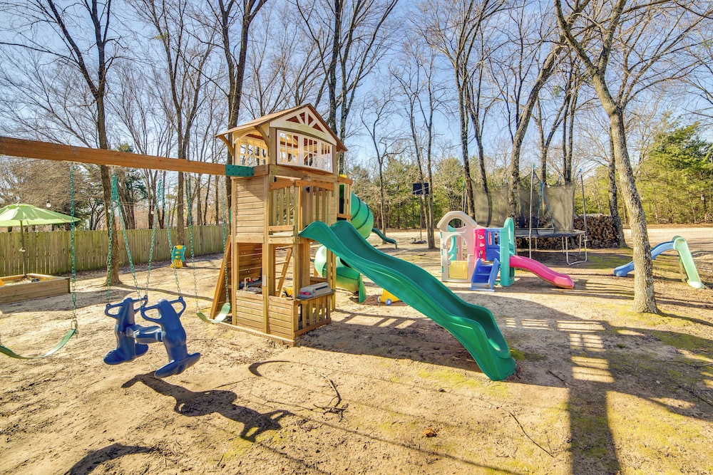Families Welcome! Home w/ Playground in Kingston