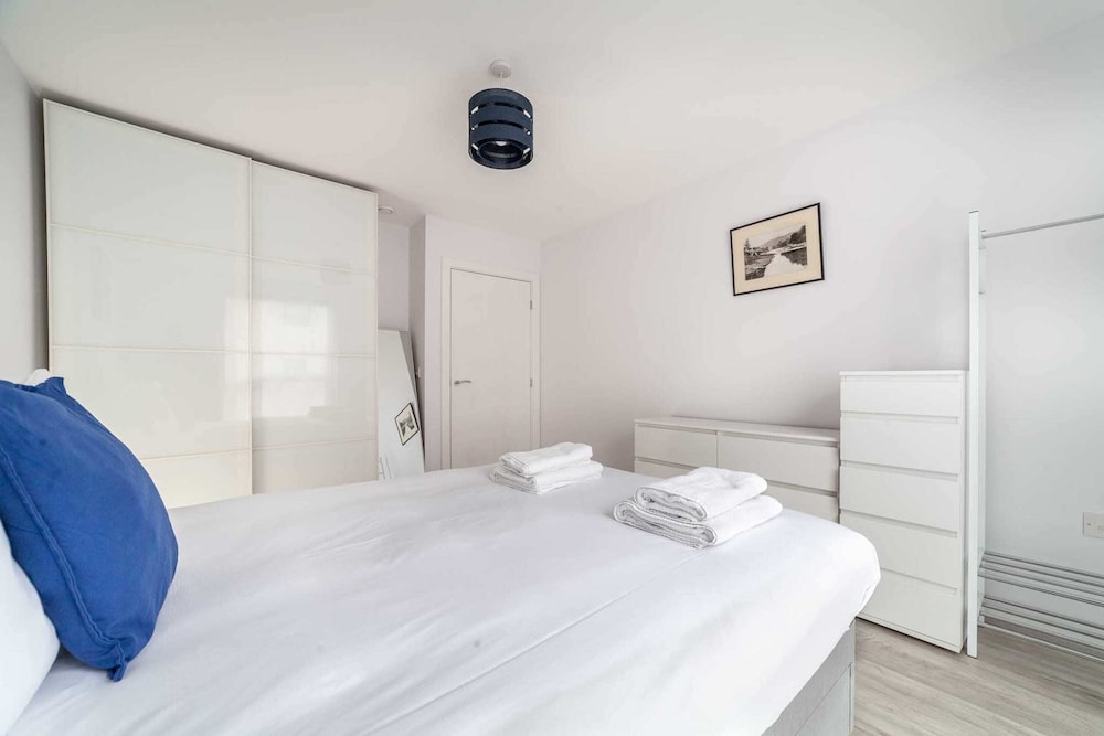 Riverside Retreat Modern Flat in Brentford view 3