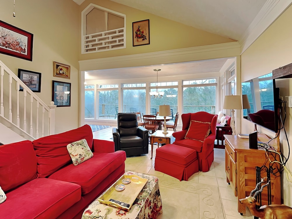 Daisy's Enchanted Cottage by Jackson Mountain Rentals