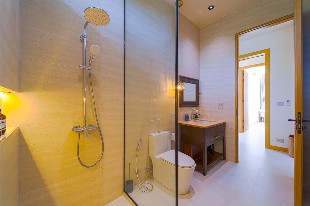 Ultra-Modern 6-Bedroom in GolfCourse PH6