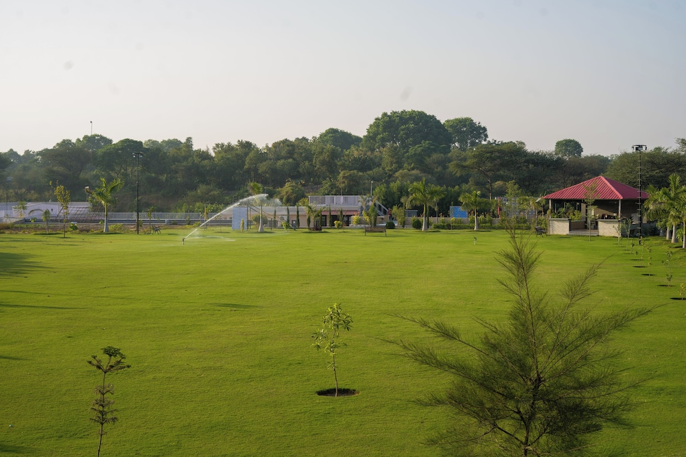 ELIVAAS 5 BHK With Pvt Pool - Zenora