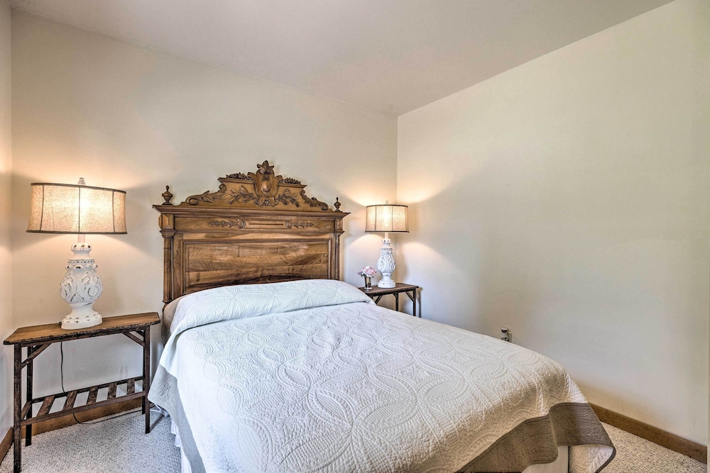 Charming Cottage < 10 Mi to Wineries & Skiing! view 5